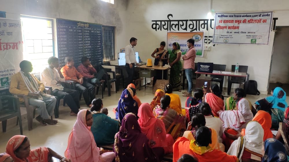 WASSANIndia's tweet photo. Demonstration and uses of Millet Mixie (manufactured by @FarmEasyWASSAN) to reduce the time and drudgery of dehusking of Kodo millet under the training program of SHG in Mavai block of Mandla District in Madhya Pradesh. 

#MilletstoMillions https://t.co/BCiNAlHvKp