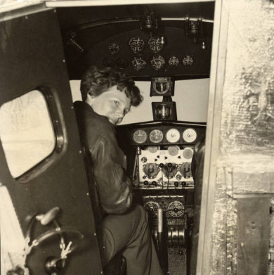IveserVenezia's tweet photo. 24 agosto 1932 
Amelia Earhart è la prima donna a volare attraverso gli Usa senza scalo, partendo da Los Angeles e atterrando a Newark (New Jersey) https://t.co/bUQ6sIw91j