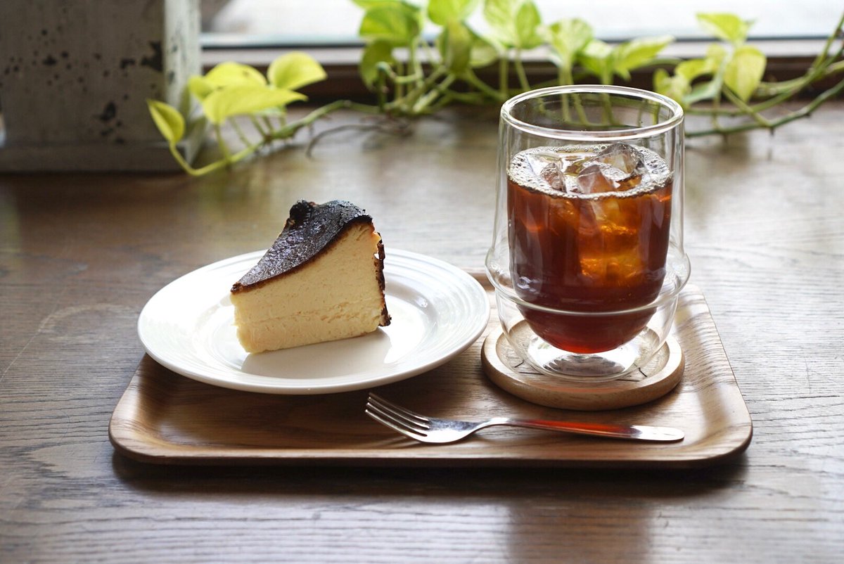CAFE_KITOHON's tweet photo. ⁡
当店手作りのバスクチーズケーキは、
クリームチーズをたっぷり使用し、濃厚な味わいに仕上げました！
滑らかな口当たりに優しい甘さのバスクチーズケーキは、当店のドリップコーヒーと相性抜群です!!
⁡⁡
#佐賀カフェ
#カフェ木と本
#ケーキセット
#バスクチーズケーキ https://t.co/1g9RR3XYD3