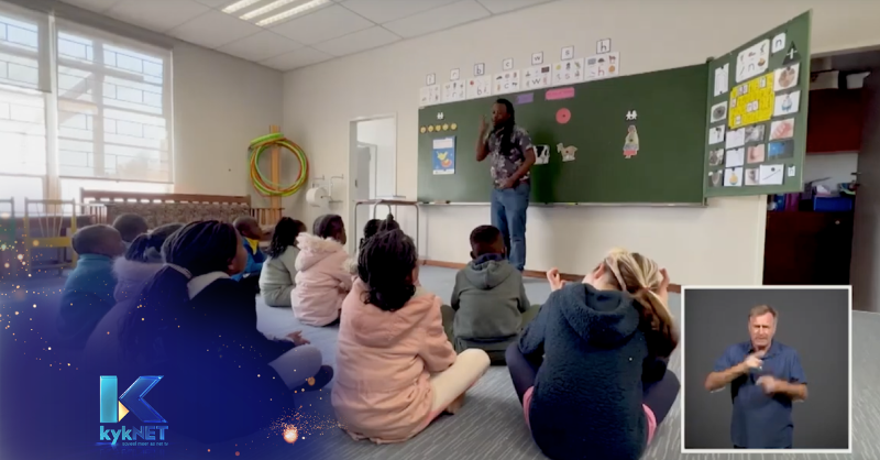 kykNETtv's tweet photo. "Daar's 'n dowe wΓͺreld, daar's dowe grappies, daar's alles wat dowes doen. En ons aanvaar mekaar."
Die #Prontuit-span gesels met dowes en vertel van die belangrikheid van gebaretaal. π
KLIK HIER vir meer. π
@ProntuitTV