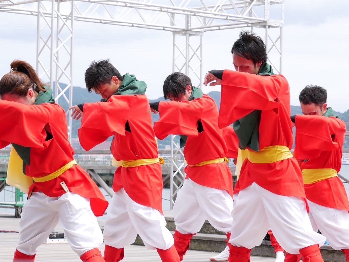 ibuki_4351's tweet photo. 8月20日(土)、関門よさこい大会に参加してきました🐬

威吹は今回初参加！
参加メンバーの想いを乗せた踊り、皆様のところまで届きましたでしょうか？😌
応援してくださった皆様、そして素敵なお祭りを開催してくださった運営の皆様、ありがとうございました✨

https://t.co/r7bgqp59mJ https://t.co/lJCgu8x91A