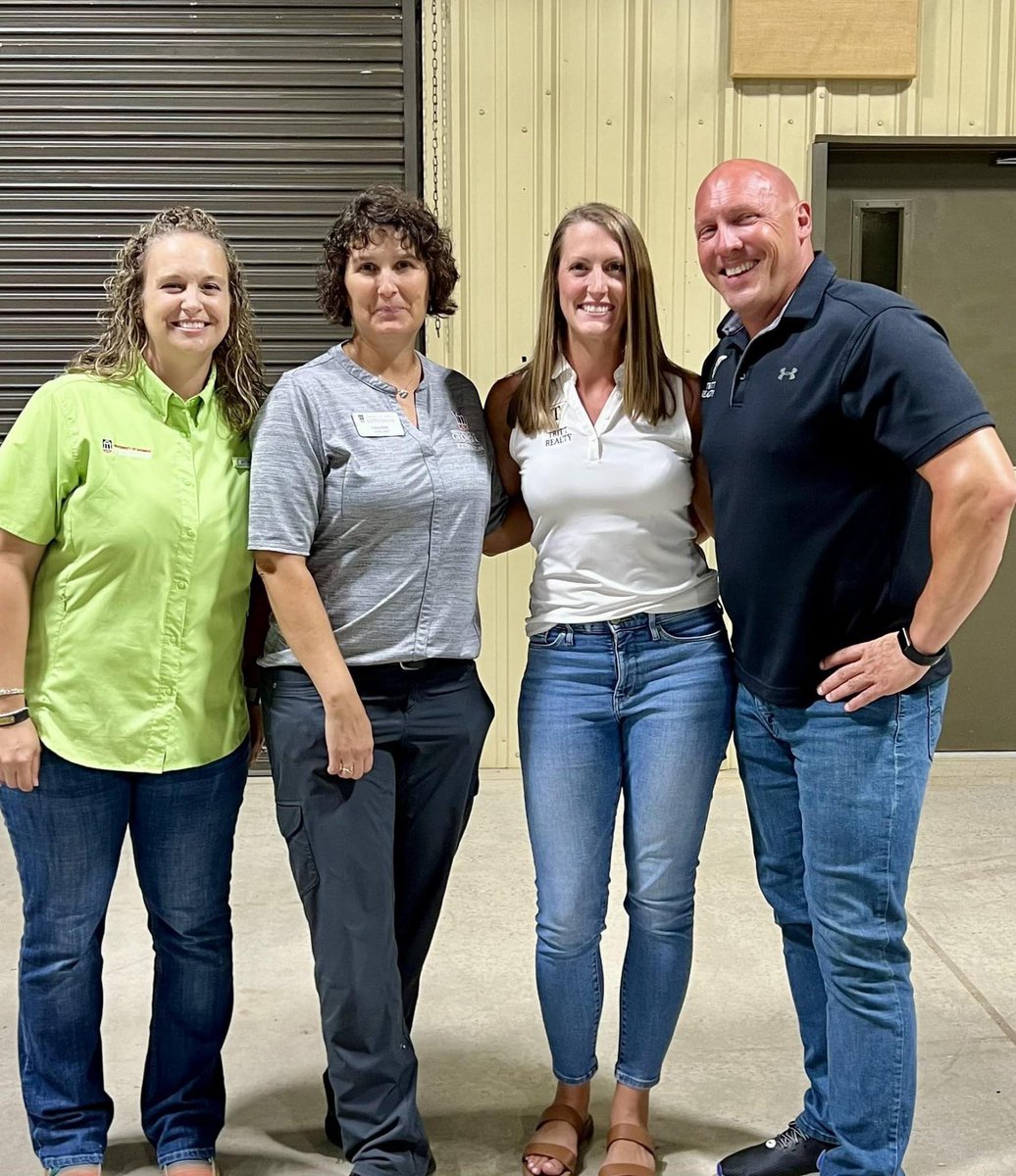TrittRealty's tweet photo. Tritt Realty was proud to sponsor the first evening of the 2022 NW Georgia UGA #MasterCattlemen program. There are 70+ producers going through the program, and the speaker line up is impressive! First night’s topic was meat science and Beef Quality Assurance. #GeorgiaBeef https://t.co/mJ56DKHOtl