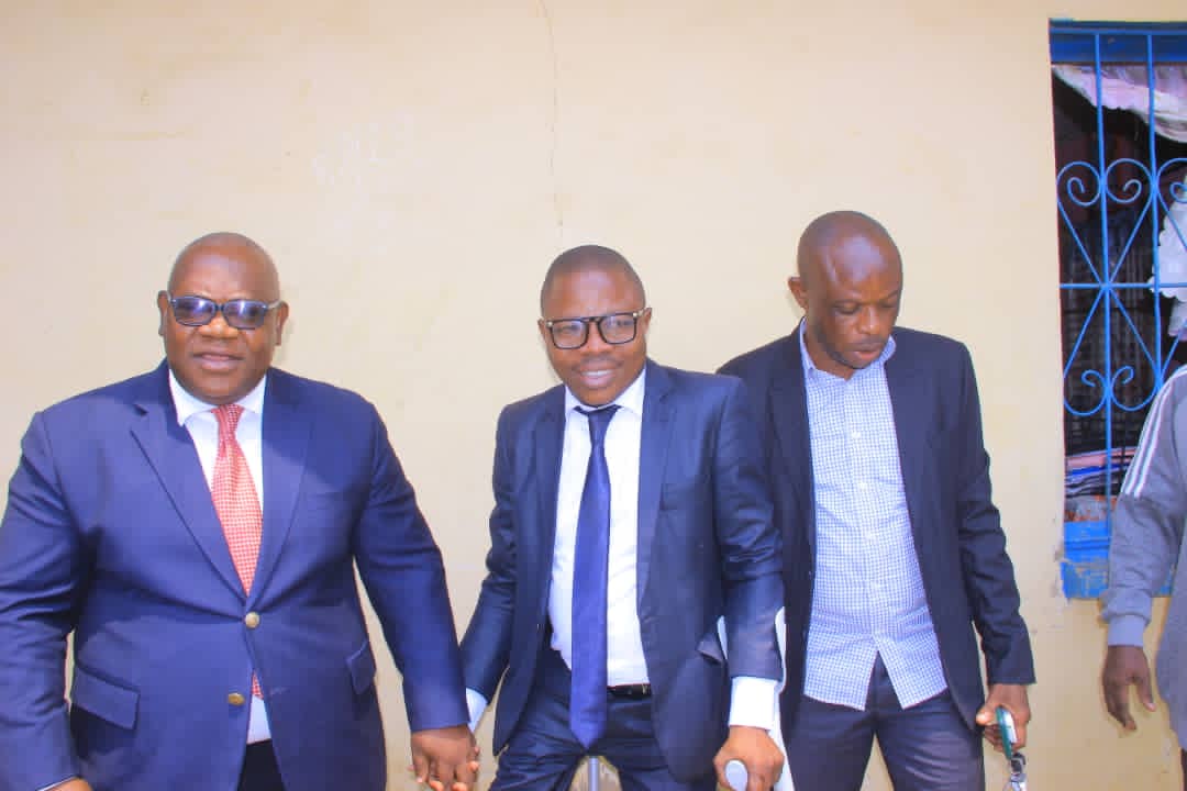 Maniema : Toquez on vous ouvrira! <a href="/SalomonKalonda/">Salomon SK Della</a> paie le loyer d'un an (1an) du bureau de la Société civile forces vives du Maniema sur d mande de celle-ci. La structure citoyenne du Maniema remercie de tout cœur cet acte de charité
<a href="/moise_katumbi/">Moise Katumbi</a> 
<a href="/petertiani007/">Peter Tiani</a> 
<a href="/moni_moise/">Moise Moni Della</a>