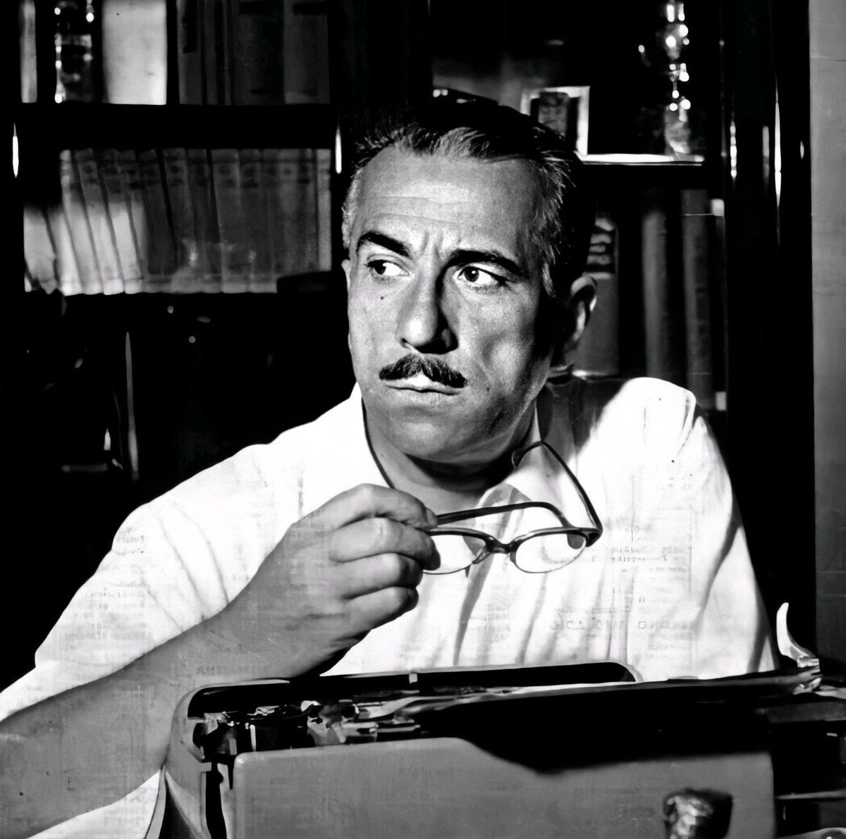 #24agosto 1903
Nasceva #PeppinoDeFilippo: Nato a Napoli, Giuseppe De Filippo detto #Peppino è stato un maestro dell'arte di far ridere, come pochi nella storia del teatro e del cinema italiano. Attore, comico e drammaturgo tra i più amati del Novecento. Fratello di #Eduardo.