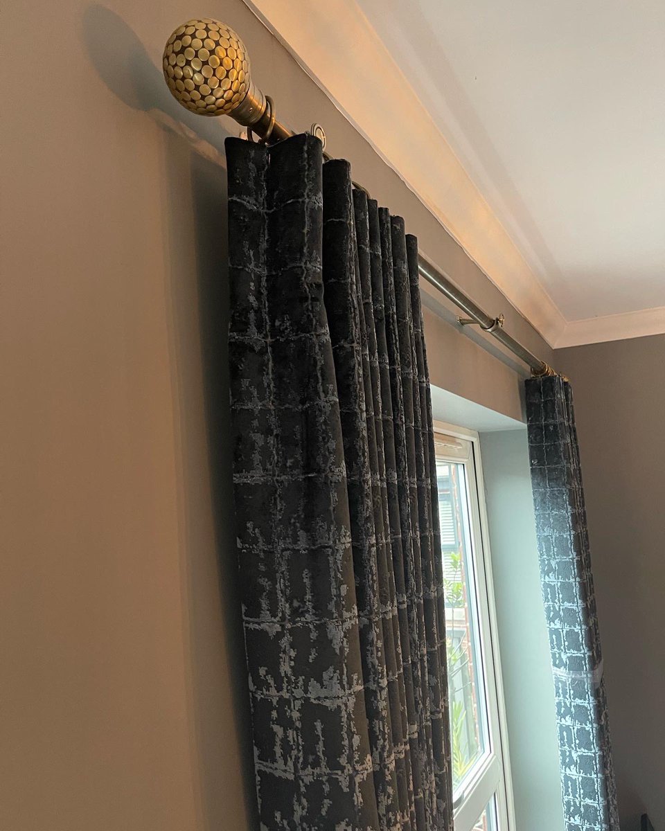 Riimbo_'s tweet photo. Latest install dining room revamp curtains and blind using @WarwickFabrics. Existing furniture re sprayed and new handles added to update the look @TaylorRaeInt https://t.co/Xx7I9Kcfx2