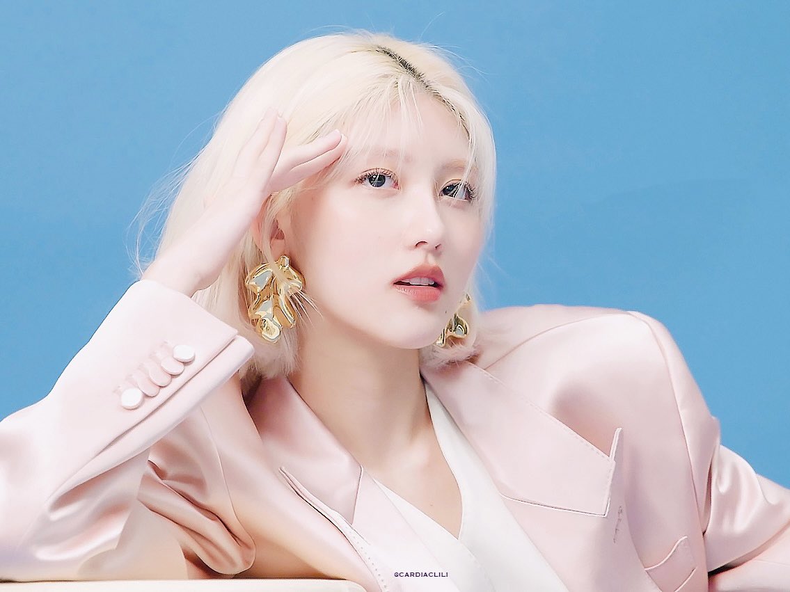 Cardiaclili's tweet photo. Elle😚💙
#GAEUL #가을 #IVE #아이브 https://t.co/ia5DysZ8Dc