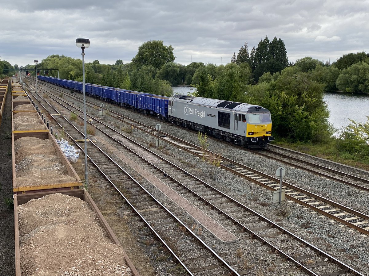 60046 William Wilberforce Tugging 6Z52 Oxford Banbury Rd - Machen Quarry through Hinksey a moment ago. <a href="/DCRailOfficial/">DCRail</a> #class60 #railfreight #BrushTraction #Oxford