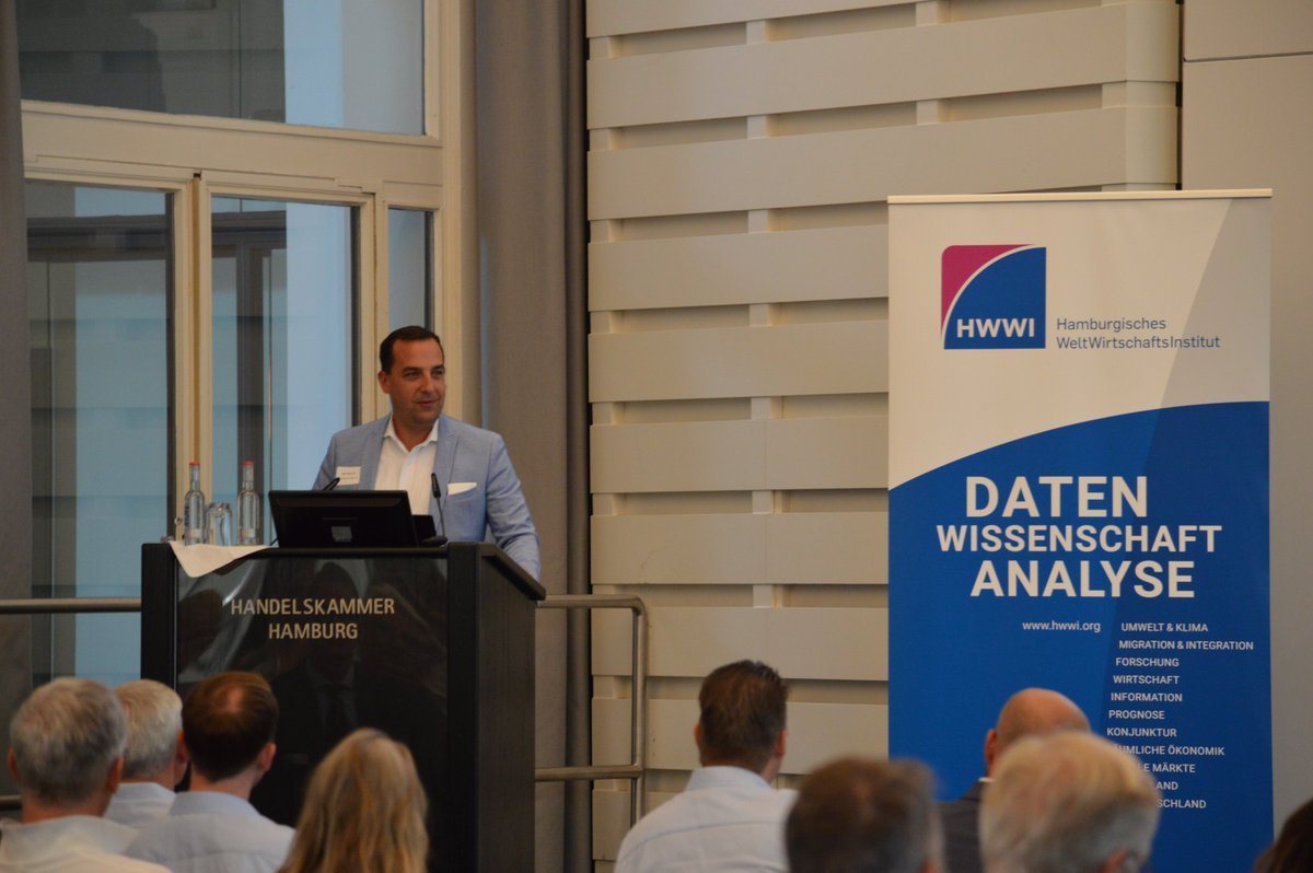 Ein großer Tag gestern! Zu den Höhepunkten gehörte das Sommerfest des #HWWI mit zahlreichen Gästen aus Wissenschaft, Wirtschaft und Politik. Vielen Dank an Prof. <a href="/haucap/">Justus Haucap</a>, Dr. <a href="/ADressel/">Andreas Dressel</a>, <a href="/pirck_niels/">Niels Pirck</a>, <a href="/hkhamburg/">Handelskammer Hamburg</a>!