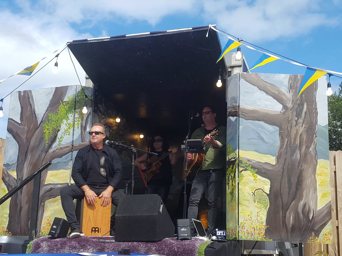 On day 2 of our 4-day tour of Kerry, #FestivalinaVan is bringing our #SharedMusic Sessions to McMunns Bar, Ballybunnion (11am) and to the Earl of Desmond Hotel in Tralee at 3pm. Head down to hear music from 🇮🇪 and 🇺🇦!
#ukrainianindependenceday #SafeCraic #MusicConnects