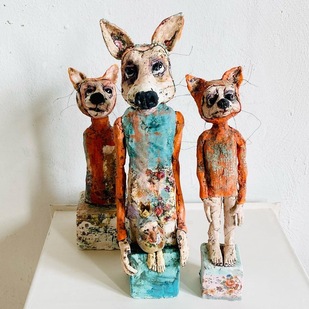EspaiMedusa's tweet photo. Nuestra #ArtistaDeLaSemana es Claudia Kraml.
La intersección entre hombre y animal, la confrontación con la mortalidad, la vulnerabilidad y la felicidad, son mutuamente dependientes en sus figuras de cerámica.

"Zorros de la ciudad en el campo".
Cerámica. https://t.co/Od61CsGq08