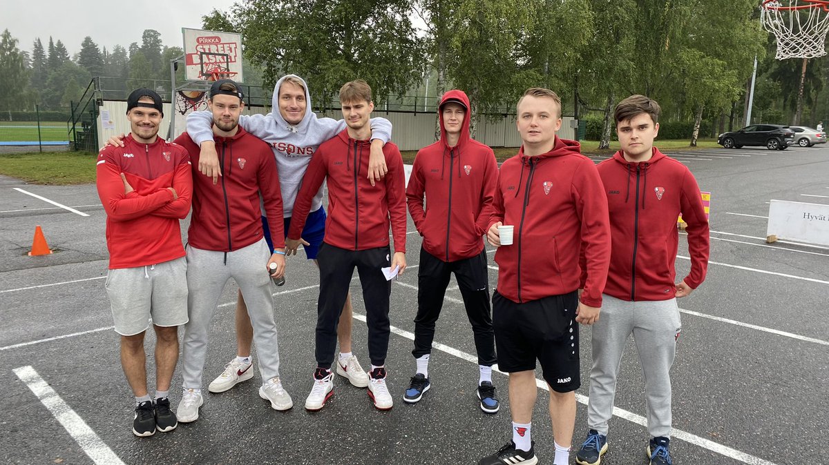 Biisonit's tweet photo. Kiitos Pirkka Street Basket Pikkusudet 🫶🏼 Tapahtumassa lähti jakoon ensimmäiset Bisons lukujärjestykset. Löytyy myös Lokokon harkkakalenteri, jonka voit ladata ja tulostaa: https://t.co/6kT1DOPLQ6

#pirkkastreetbasket #Loimaa #basketball #lukujärjestys #harkkakalenteri https://t.co/TSuDT5lWG7