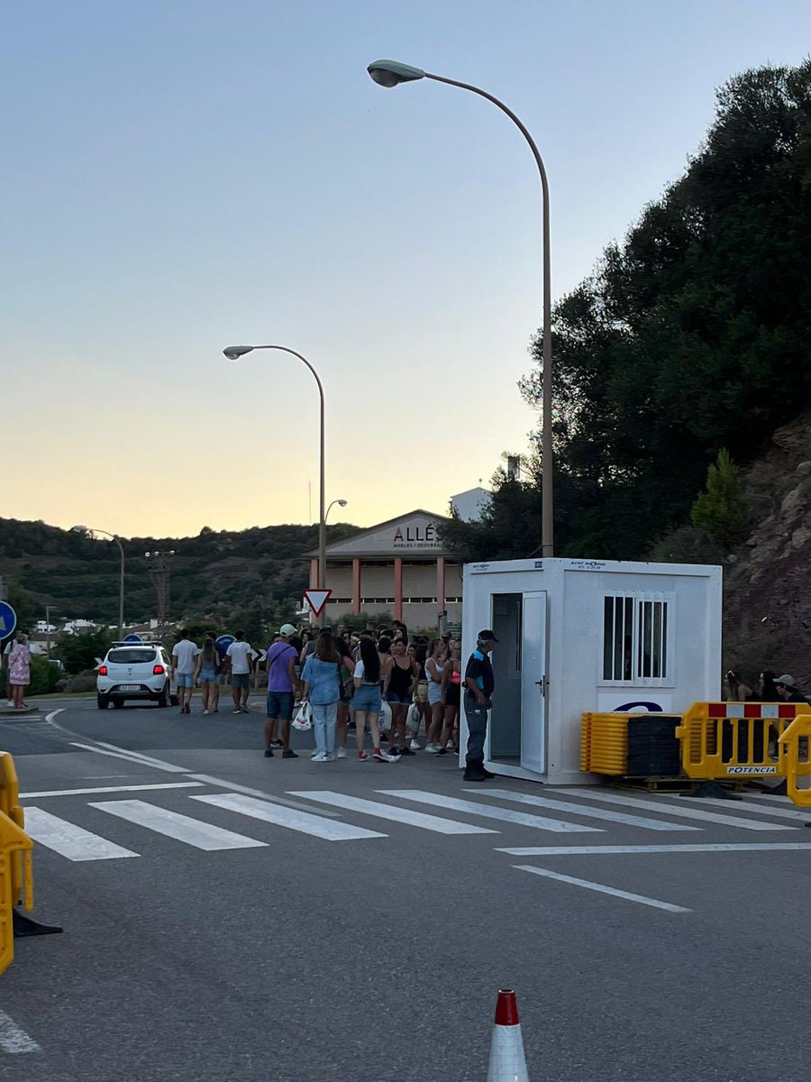 NNGG_Menorca's tweet photo. 🤬 Segueixen ses coes d’1 hora‼️ per comprar un tiquet des #JaleoBus per ses Festes de #SantBartomeu de Ferreries. Foto d’ahir a les 20:30 h 👇🏼
Es @ConsellMenorca no aprèn des errors.
Firma aqui per a un transport públic que funcioni: https://t.co/uL4Q2VFai5 https://t.co/srlV5iPxec