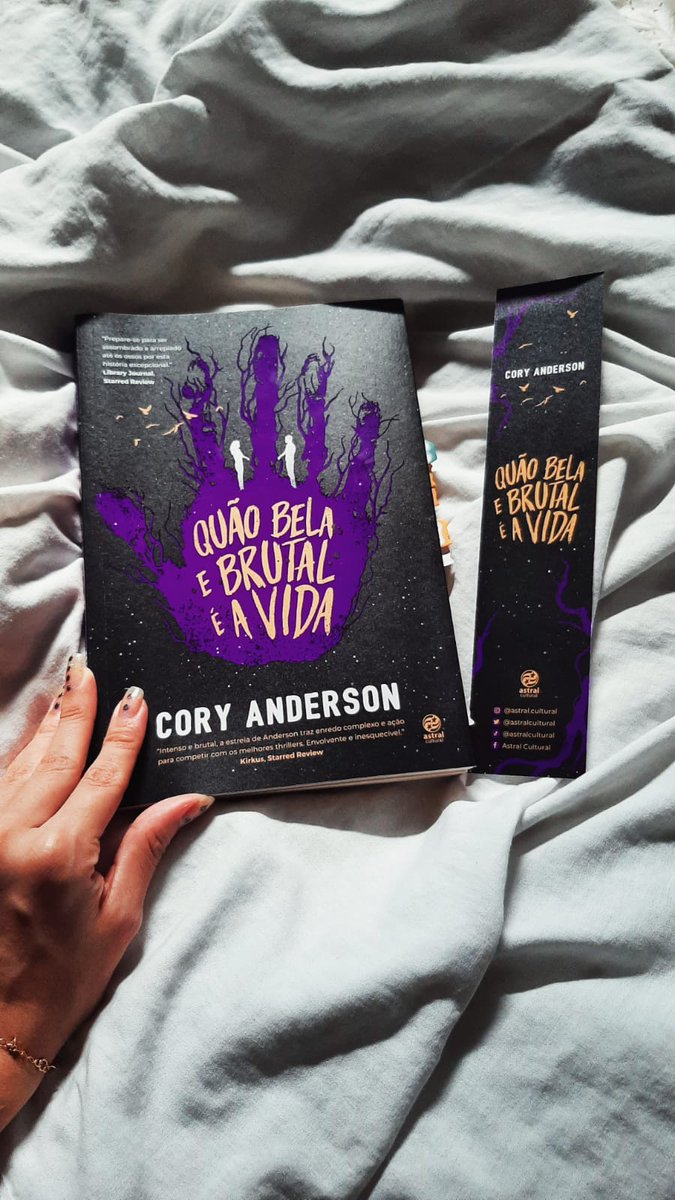 teindicotododia's tweet photo. Comecei a ler "Quão bela e brutal é a vida " (What beauty there Is) e me desculpe @coryanderwrites ,mas de "belo"eu ainda não vi nada, apenas consigo chorar, pois a vida do Jack, Matty e Ava é uma das coisas mais doloridas que eu já li até então. 
Haja sofrimento. 😪 https://t.co/2oImWlnxJz