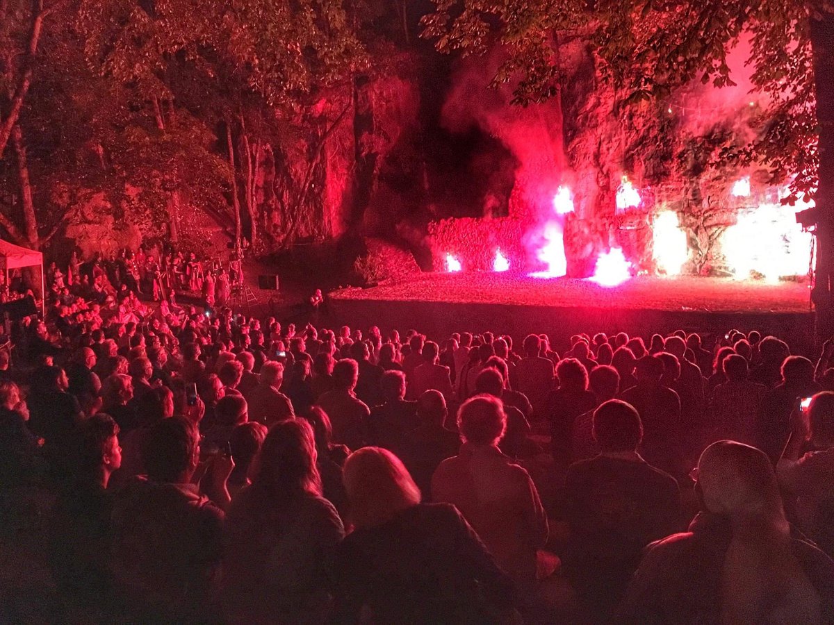 [ Spectacle historique ]

A la fin de la représentation théâtrale de samedi soir, laissez vous porter par la magie du théâtre des roches à travers son embrasement.

🎭 Samedi 27 août 2022 à 21h
ℹ️ Tarif plein : 5 euros
🍴Restauration rapide sur place

🌐 mysteredesaintereine.com