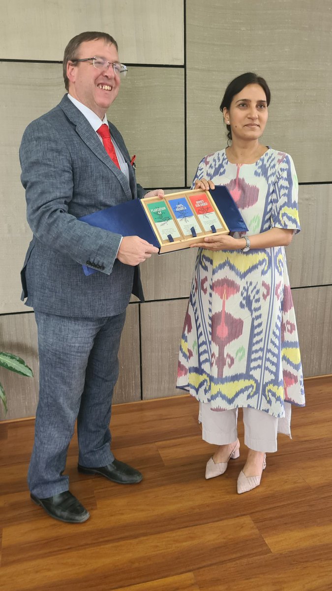 Andrew007Uk's tweet photo. Had an excellent meeting with @CommIndustries this afternoon accompanied by @SudeshnaRay8 who is leading our partnership programme on #EaseOfDoingBusiness &amp; @ManjunathKS_.

Discussion ranged from the upcoming @investkarnataka 2022 to magic beans - the state producing 70% of 🇮🇳☕ https://t.co/1YZr9VUxbo