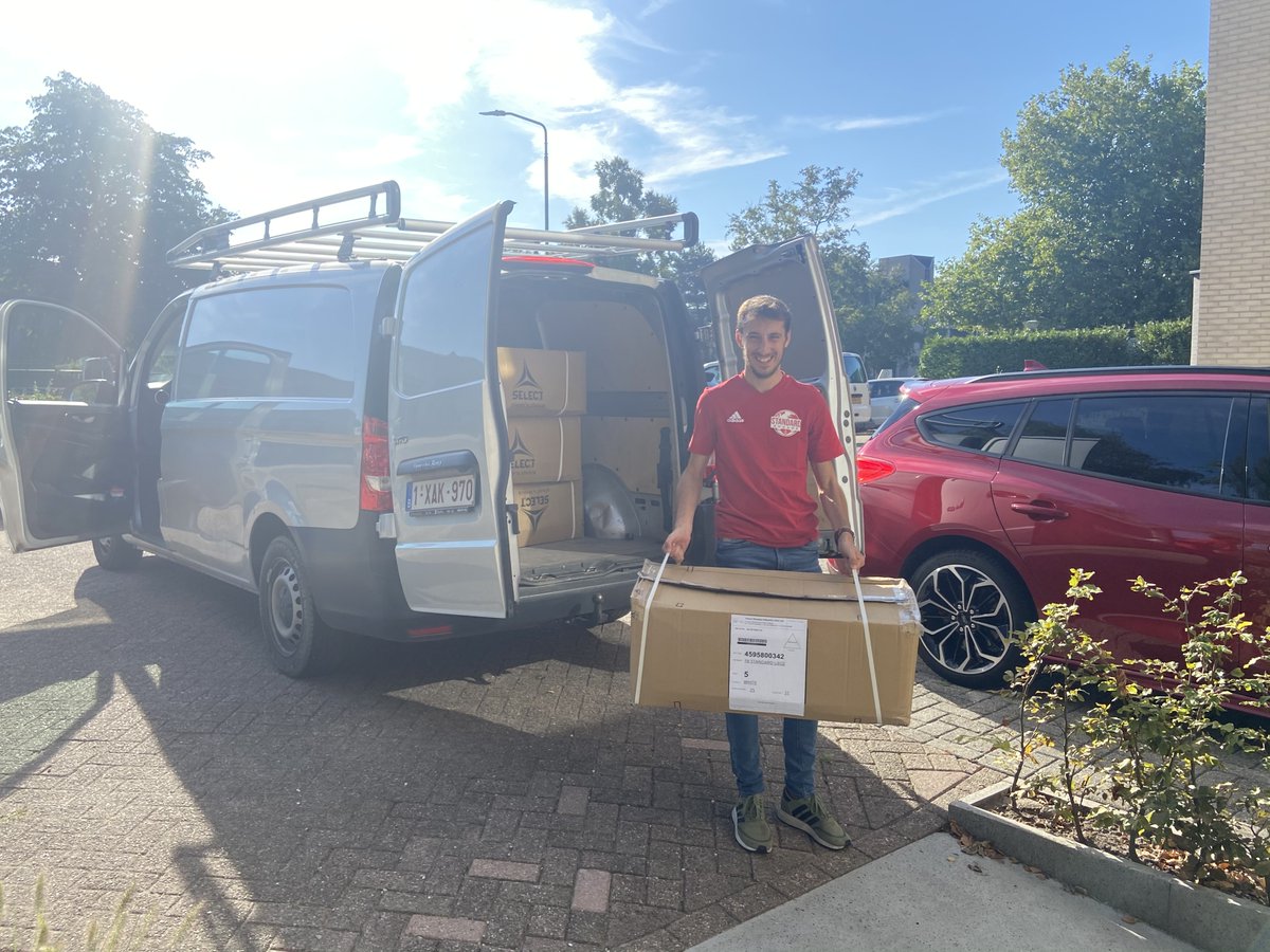 EFDN_tweets's tweet photo. Great visit of the delegation of 🇧🇪Standard Engagé of @Standard_RSCL yesterday, bringing a donation of 200⚽️for #Footballforpeace kids in the Lviv #refugee center! Merci infiniment #RSCL!
#Morethanfootball
#CSRinFootball https://t.co/fEm1RH8H8W