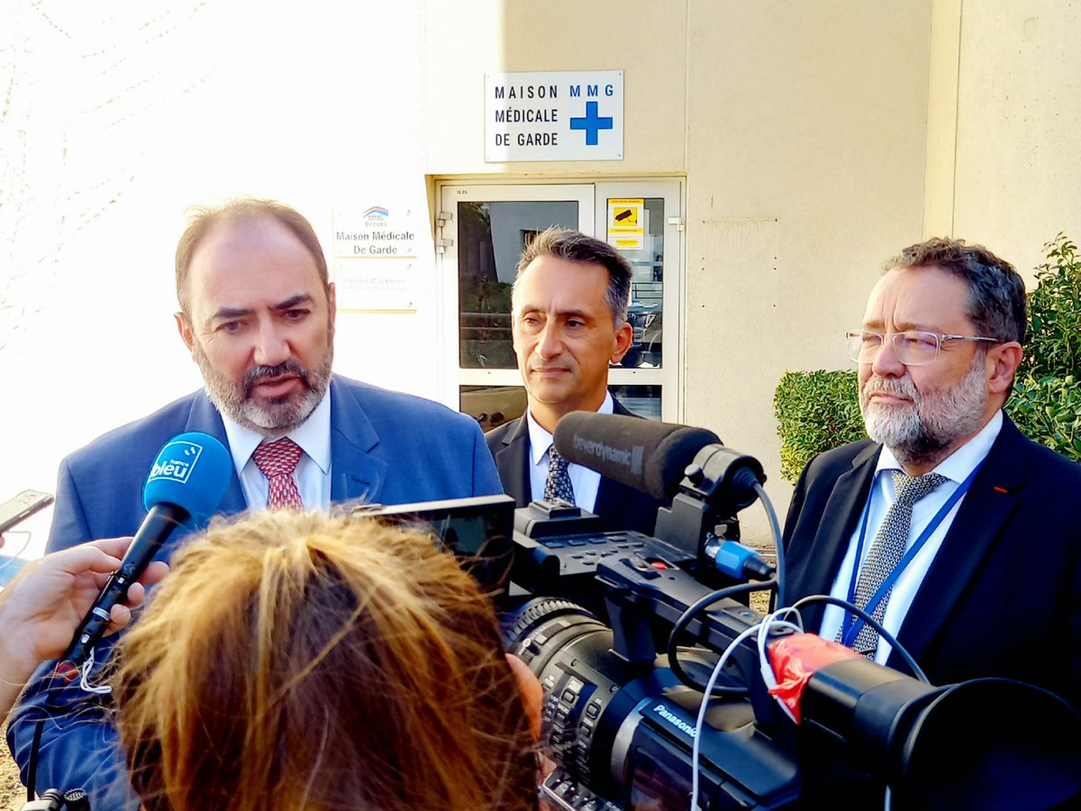 ARS_OC's tweet photo. [#Urgences] Au @chbeziers, le Ministre de la santé a souligné hier la qualité des équipes soignantes hospitalières et l'atout de la coopération avec les médecins libéraux qui accueillent les patients à la Maison médicale de garde installée juste à côté des urgences.#TousMobilisés https://t.co/6LTjlOOKZf