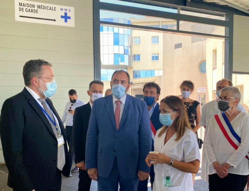 ARS_OC's tweet photo. [#Urgences] Au @chbeziers, le Ministre de la santé a souligné hier la qualité des équipes soignantes hospitalières et l'atout de la coopération avec les médecins libéraux qui accueillent les patients à la Maison médicale de garde installée juste à côté des urgences.#TousMobilisés https://t.co/6LTjlOOKZf