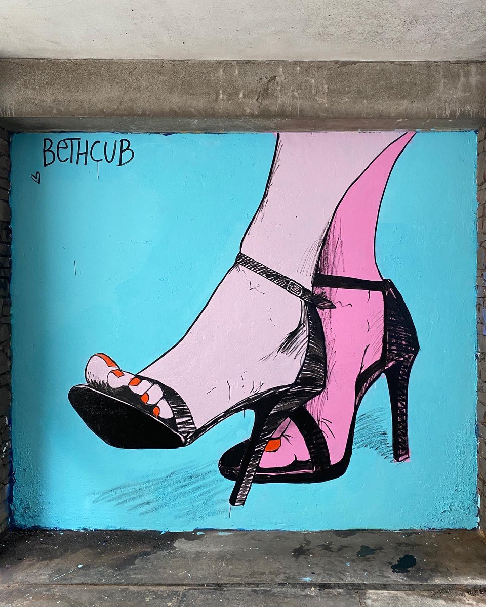 beth_cub's tweet photo. Always forget Twitter exists tbh but anyway, here’s me painting a really pissy wall with some giant heels 👠 https://t.co/SE8WMkuBve
