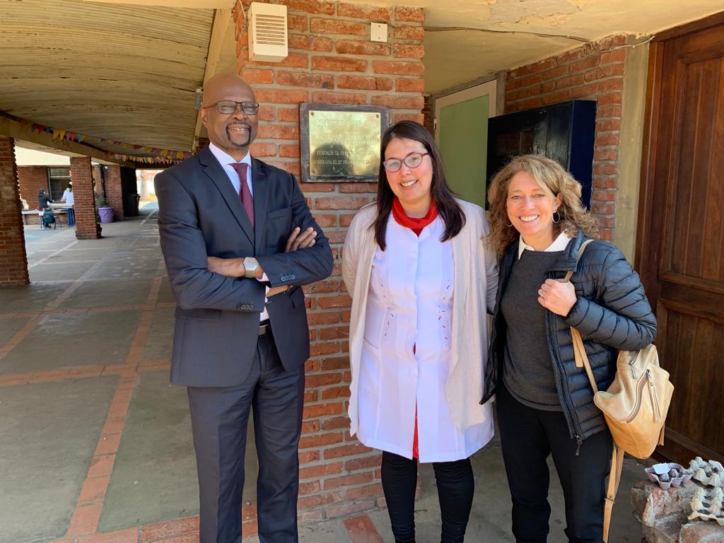 IBE_UNESCO's tweet photo. @IBE_UNESCO Director @YaoYdo visited primary school number 258 in Montevideo where we got acquainted with the wonderful experience of @RedAprendizajes. Kids motivated working and learning together responding to real life challenges. https://t.co/tai80swtE4