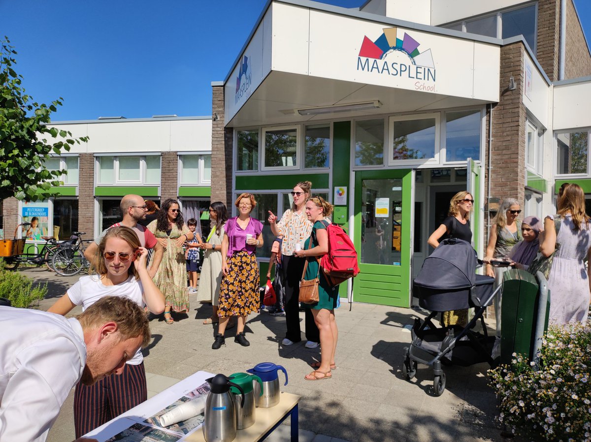 Zeer feestelijke opening door wethouder Linda Voortman van het vernieuwde, vergroende Maasplein. Samen met de school en buurt.