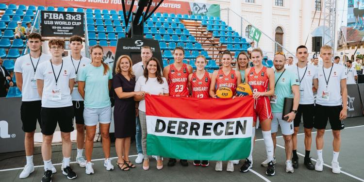 HajduPress's tweet image. A köztársasági elnök meglátogatta a 3×3-as kosarasainkat 🏀

hajdupress.hu/cikk/a-koztars…

#3x3 #kosár #köztársaságielnök #NovákKatalin #WorldTour