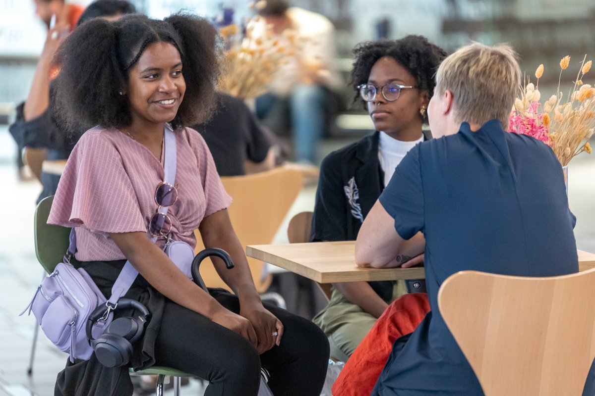 De Living Library komt naar 10 basisscholen dit jaar! Ben jij een leerkracht van groep 7/8 en lijkt het jou leuk om samen met ons een Living Library op te zetten voor jouw klas? Bekijk dan alle informatie en geef je op, uiterlijk 13 september: livinglibrary.nl/opschool.
