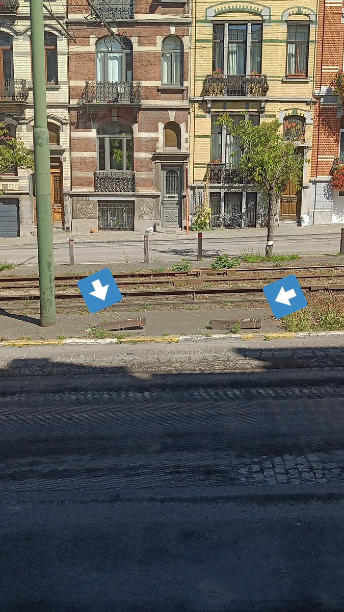 fred_vann's tweet photo. @AchilleColignon c'est quand vous voulez pour remplacer ou enlever ces poteaux avenue Rogier 245. Ça fait quasiment 2 ans là.. https://t.co/KFT4yekXUm
