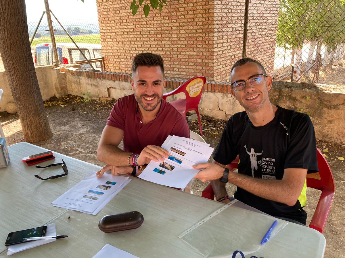 Piscina_LP's tweet photo. Hoy hemos recibido la visita del concejal de deportes @david_arona, a quien hemos entregado una serie de propuestas de mejora para nuestra piscina. Confiamos en que algunas de ellas puedan llevarse a término antes del verano 2023 (cuando celebraremos nuestro 40º aniversario). https://t.co/DIcXhixN8z