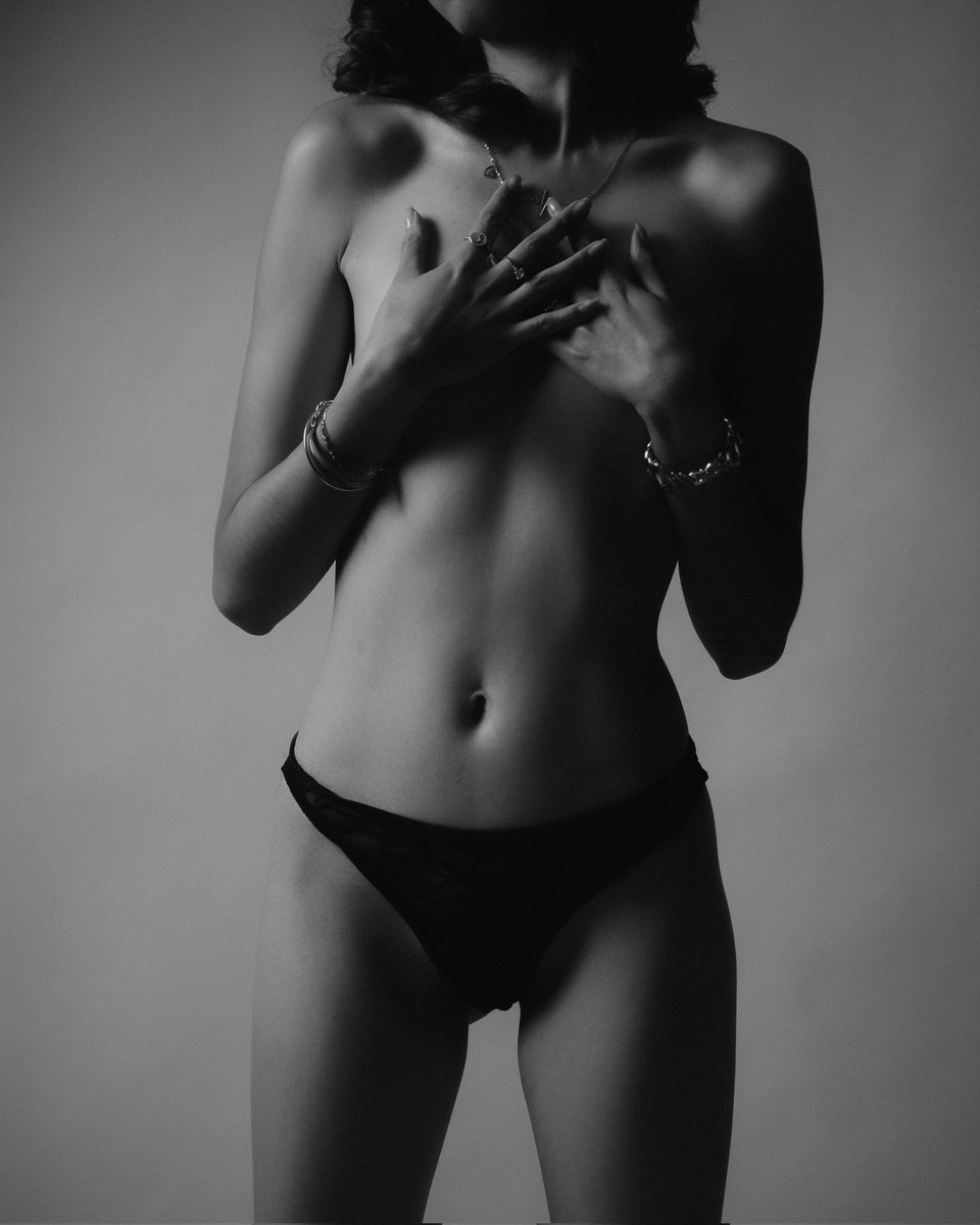 MAT_DEL_CUERPO's tweet photo. "Yo soy así frágil y sentimental"
.
. 
#bodyingray #matematicadelcuerpo #artphotography #woman #girlpower https://t.co/KMVS2ervlu
