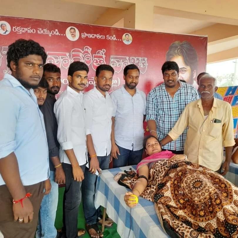 padyalas's tweet photo. నాగాయలంక మండలం లో ఏర్పాటుచేసిన మెగా వారోత్సవాల్లో భాగంగా భావదేవరపల్లి గ్రామంలో ఏర్పాటు చేసిన రక్తదాన శిబిరాన్నీ  మెగా అభిమానులు విజయవంతం చేయడం జరిగింది ..💐🎂
రక్తదాతలకు నా హృదయపూర్వక అభినందనలు..... https://t.co/gLgSFMkKnQ