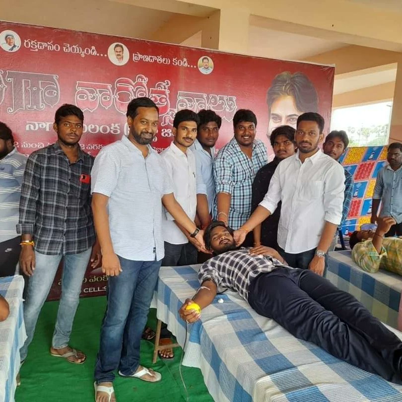 padyalas's tweet photo. నాగాయలంక మండలం లో ఏర్పాటుచేసిన మెగా వారోత్సవాల్లో భాగంగా భావదేవరపల్లి గ్రామంలో ఏర్పాటు చేసిన రక్తదాన శిబిరాన్నీ  మెగా అభిమానులు విజయవంతం చేయడం జరిగింది ..💐🎂
రక్తదాతలకు నా హృదయపూర్వక అభినందనలు..... https://t.co/gLgSFMkKnQ