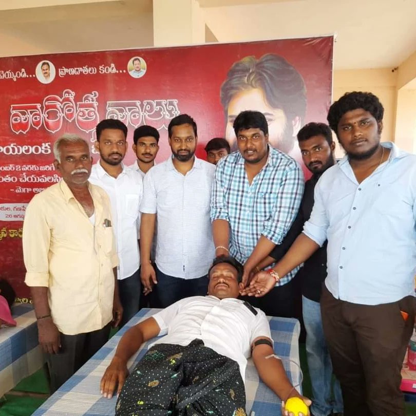 padyalas's tweet photo. నాగాయలంక మండలం లో ఏర్పాటుచేసిన మెగా వారోత్సవాల్లో భాగంగా భావదేవరపల్లి గ్రామంలో ఏర్పాటు చేసిన రక్తదాన శిబిరాన్నీ  మెగా అభిమానులు విజయవంతం చేయడం జరిగింది ..💐🎂
రక్తదాతలకు నా హృదయపూర్వక అభినందనలు..... https://t.co/gLgSFMkKnQ