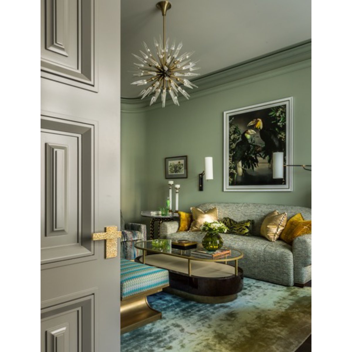 Decca produced the cabinet designed by Boris Dmitriev for this chic apartment. #retrospectiveevent #deccaevent2022 #BORISDMITRIEV #privateproject #deccaproject2022 #newshowroom #deccaretrospective #ldf22 #декоратор #дизайнпроект #дизайнинтерьера #дизайнер