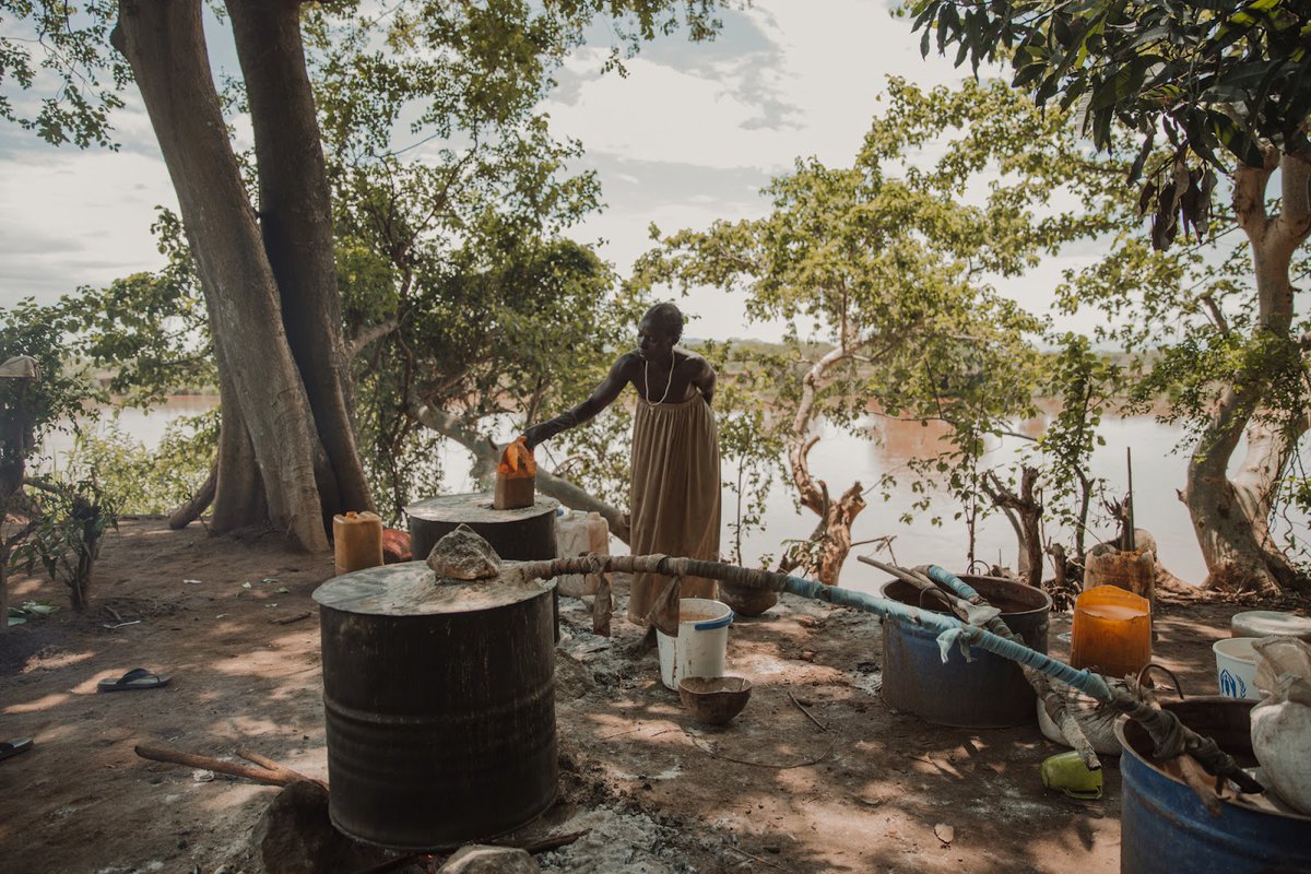 H2Ojournalists's tweet photo. #H20stories #H20changesthings
Ajilu fetches 300 liters of water twice a day from the Baro river in #Ethiopia to make areke a local spirit outside her home. Without the #river water๐ฆ she would have no livelihood.
#waterchangesthings https://t.co/sND57opxyw