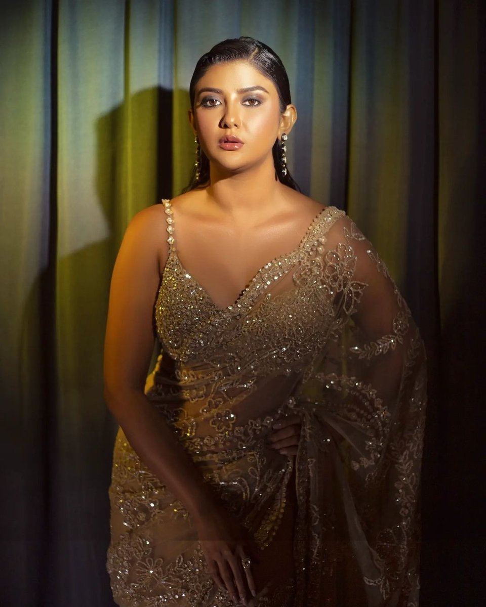 KolkataGlamLife's tweet photo. Glitteringly Glamorous @parnomittra ❤️

#bengaliactress #bongbeauty https://t.co/4qm7TjrcZ1