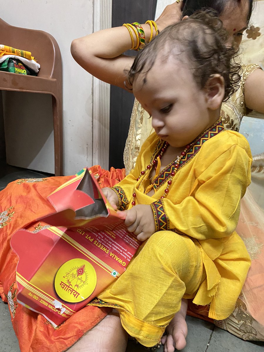 komal5772's tweet photo. Bada natkhat hai ye krishn kanhaiya ka kare yashoda Maiya https://t.co/4cd3hoNpmq