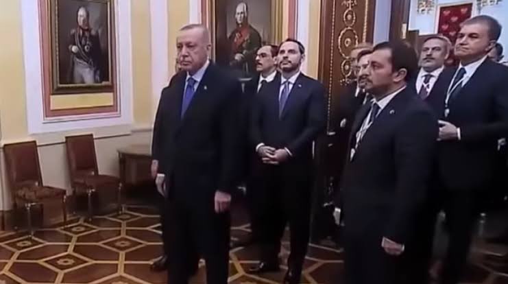 darkwebhaber's tweet photo. 4- Rusya tarafından 3 dakika ayakta bekletilmemiz https://t.co/qVQgvaDTsB