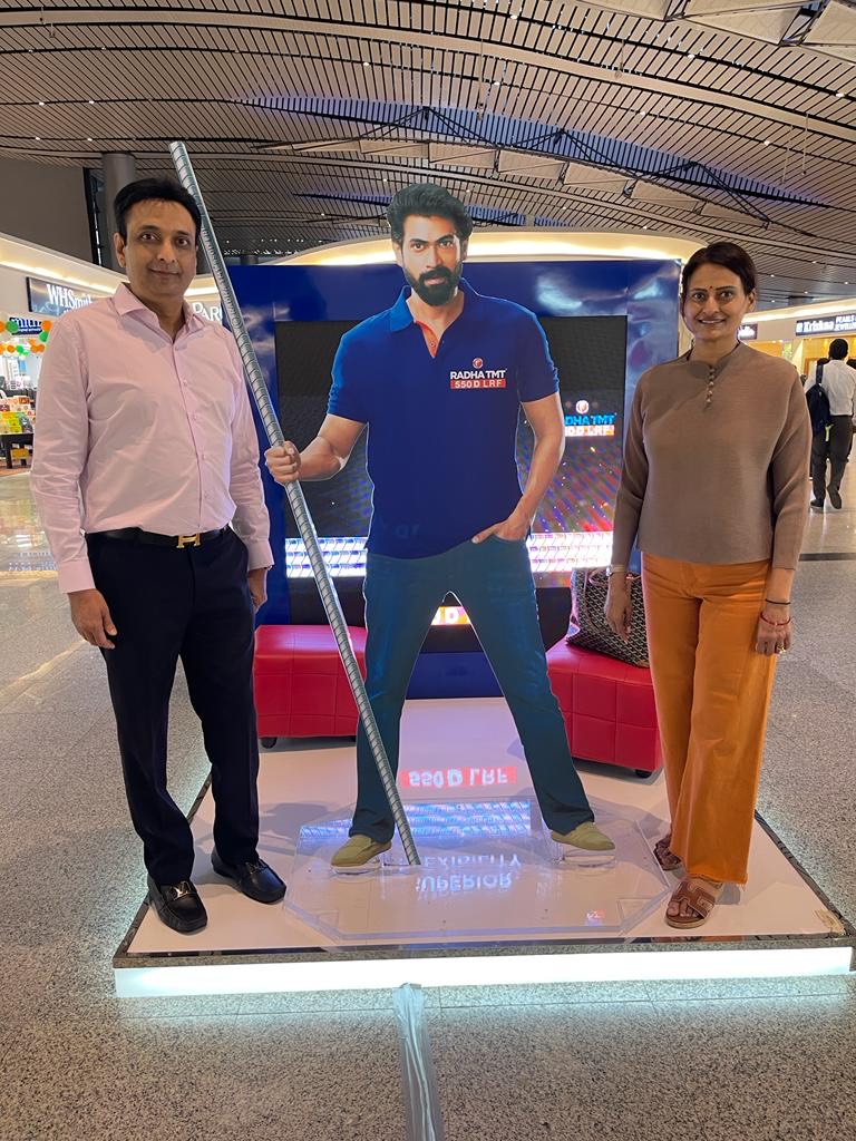 Radha_TMT's tweet photo. Delighted to see Mr. Suman Saraf and Mrs. Kamini Saraf at the airport setup. 

#radhatmt #radhatmtbars #radhatmt550dlrf #steel #steelbars #airport #airportkiosk #airportpic https://t.co/77AYiB4bHr