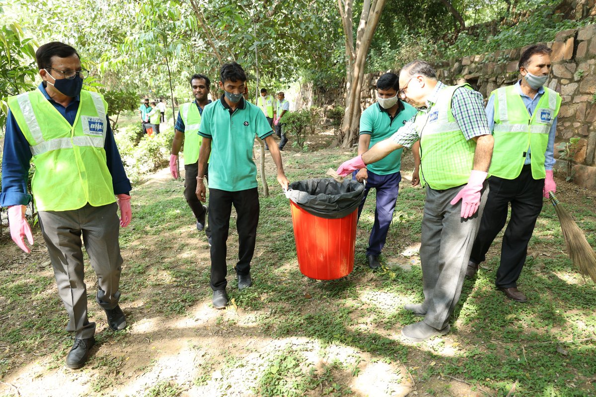 BHEL_India's tweet photo. As part of the #Swachhata Pakhwada being observed across #BHEL, a Cleanliness Drive was organised at the company’s Corporate Office. A cross-section of employees led by Mr. M. Isadore, GM &amp; Head (HR), cleaned a public park in the vicinity of BHEL’s corporate office in New Delhi https://t.co/rol6Uhy6ph