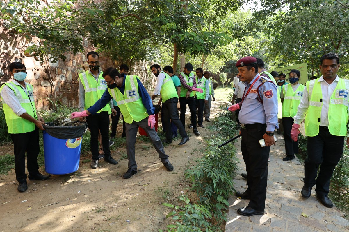 BHEL_India's tweet photo. As part of the #Swachhata Pakhwada being observed across #BHEL, a Cleanliness Drive was organised at the company’s Corporate Office. A cross-section of employees led by Mr. M. Isadore, GM &amp; Head (HR), cleaned a public park in the vicinity of BHEL’s corporate office in New Delhi https://t.co/rol6Uhy6ph