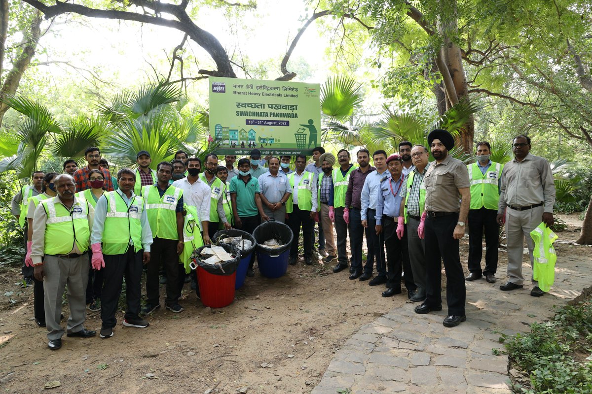 BHEL_India's tweet photo. As part of the #Swachhata Pakhwada being observed across #BHEL, a Cleanliness Drive was organised at the company’s Corporate Office. A cross-section of employees led by Mr. M. Isadore, GM &amp; Head (HR), cleaned a public park in the vicinity of BHEL’s corporate office in New Delhi https://t.co/rol6Uhy6ph