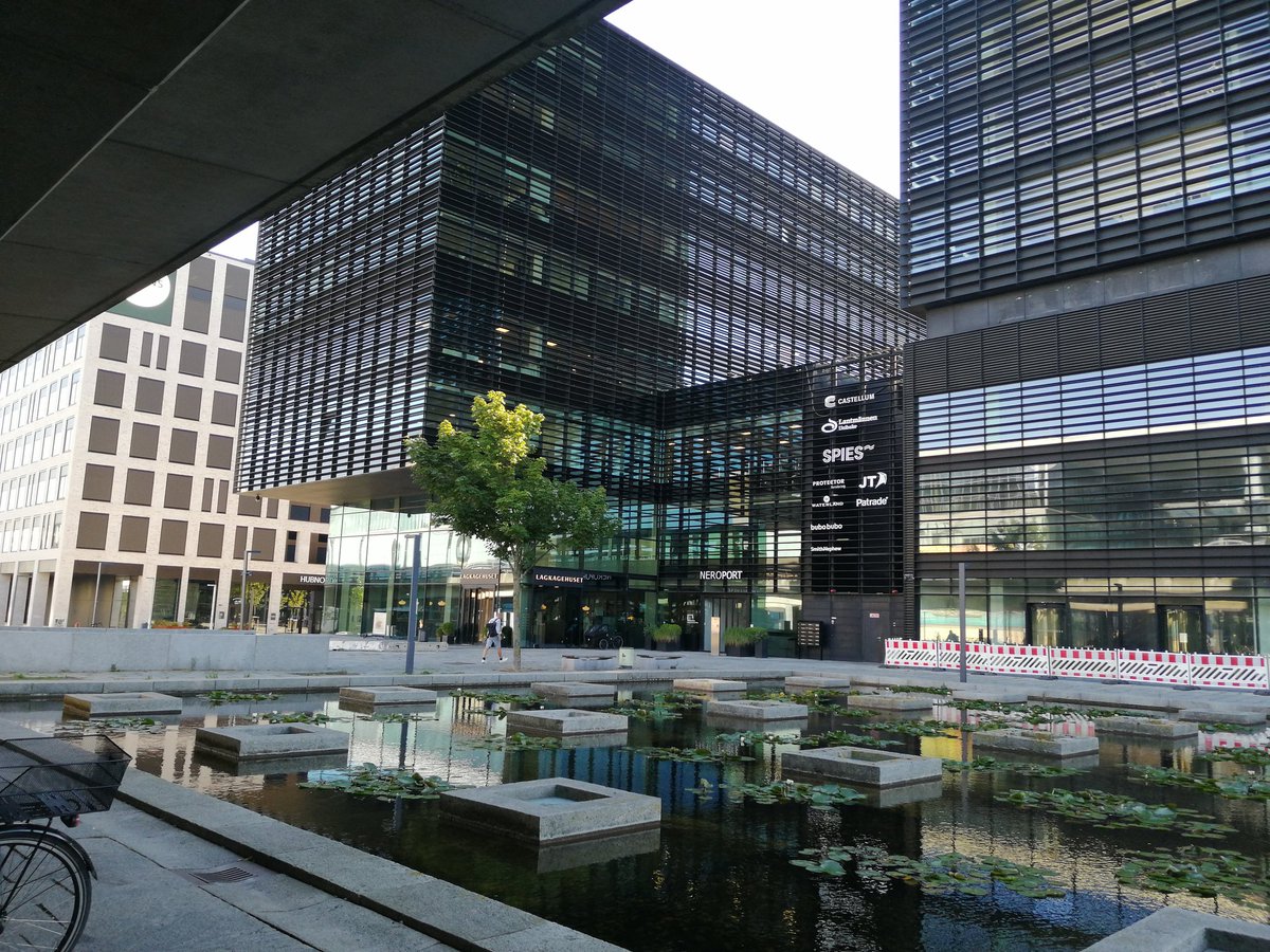 pearlcutten's tweet image. Office day #justpretending #OnSet