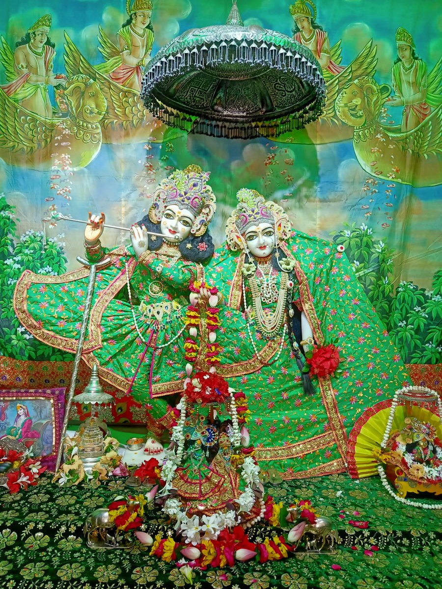 VkDhakad2's tweet photo. 24/08/2022 आज ठा. श्री #प्रियाकान्त जू भगवान के #श्रृंगार #दर्शन प्रियाकान्त जू मंदिर #वृन्दावन 

 राधे राधे बोलना पड़ेगा 

#DnThakurJi #vssct #vsscm  #VssctOnline #thakurji #priyakant_ju #vrindavan #Darshan
#PriyakantJuMandirVrindavan
#प्रियाकांत_जु_मन्दिर_वृन्दावन https://t.co/jl1THY4Lsw