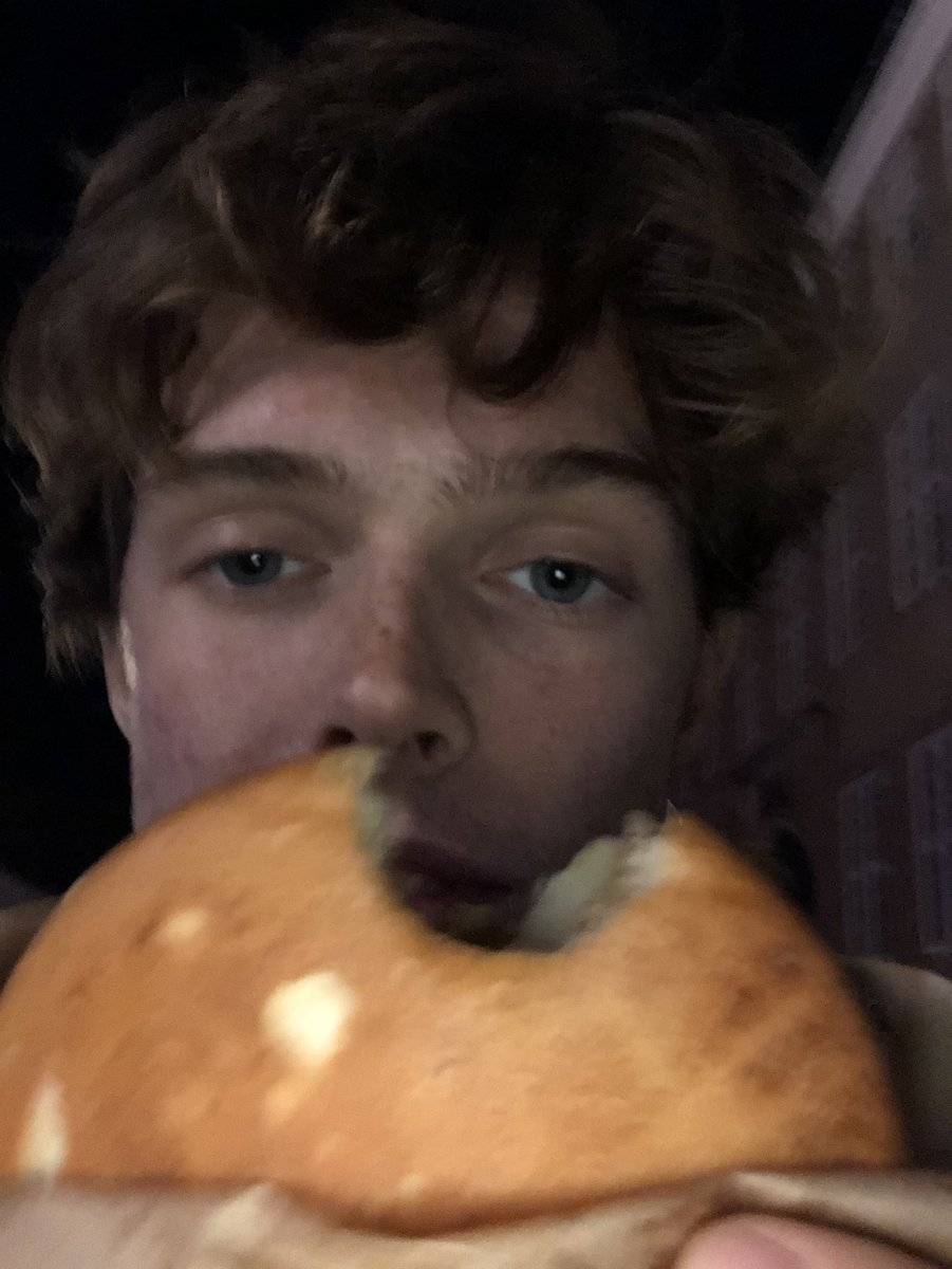 imtherealisrael's tweet photo. borger, hongdong, and the worst pizza that i’ve ever had at the jfk airport it literally cut my mouth and probably gave me an std https://t.co/qBphwDmMdX