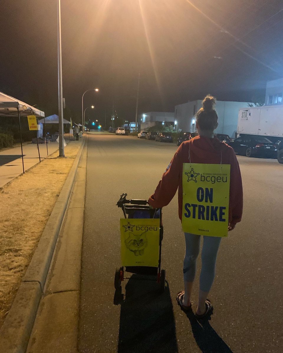 Stturner4669's tweet photo. What do we want? COLA!
When do we want it? MEOW!
#BCGEU #CatsForCOLA #onstrike #BCTF #Solidarity #BCLDB https://t.co/hgzKXPst8d