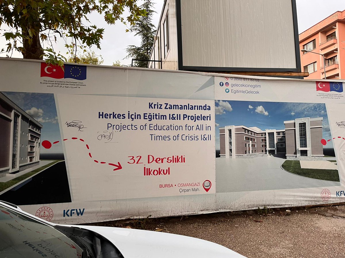 İktidar, AB ve emperyalizmle işbirliği yaparak sığınmacı ve kaçakları vatandaş yapıyor. Sarı muhalefet, sözde "gönüllü geri dönüş" diyor.

AB, sığınmacı ve kaçakların kalışını garanti etmek için Türkiye'nin dört bir yanından Suriyeliler için özel okullar yaptırıyor.