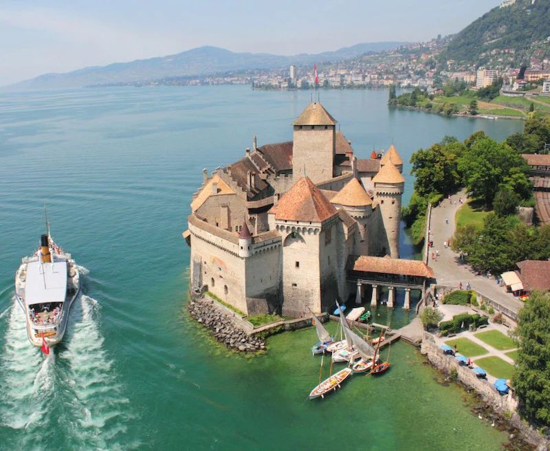 ActivitiesSwiss's tweet photo. Visit the famous historic #chilloncastle 🏰. As you walk through the castle, you'll feel as if you've been transported to times long past. Be enchanted by the romantic location of the castle on #LakeGeneva

.
.
.
#lakegeneva #riviera #rivieraregion #swissbeauty #switzerland🇨🇭 https://t.co/NGgLdW3d8E