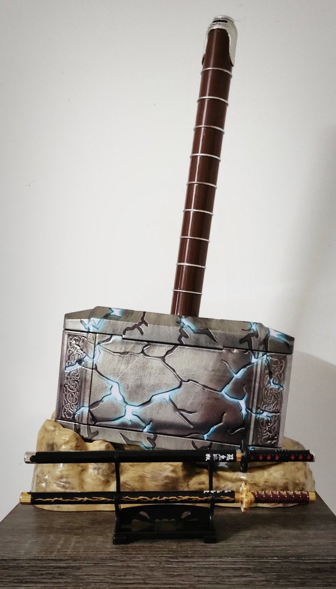 My Pen🖊️ &amp; Popcorn bucket🍿
🗡️🔨
Good afternoon