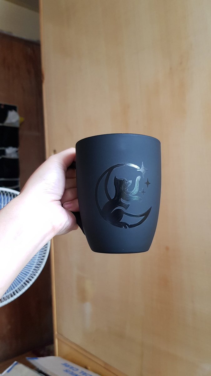blckwxlf's tweet image. I&apos;m giving this to a dalkong bestie. Anyone interested with this? 🐱

It&apos;s not done yet but I find this matte mug very pretty. 

@paintnfootprint
#PF_WorkInProgress
#PaintandFootprints 
#CustomMug